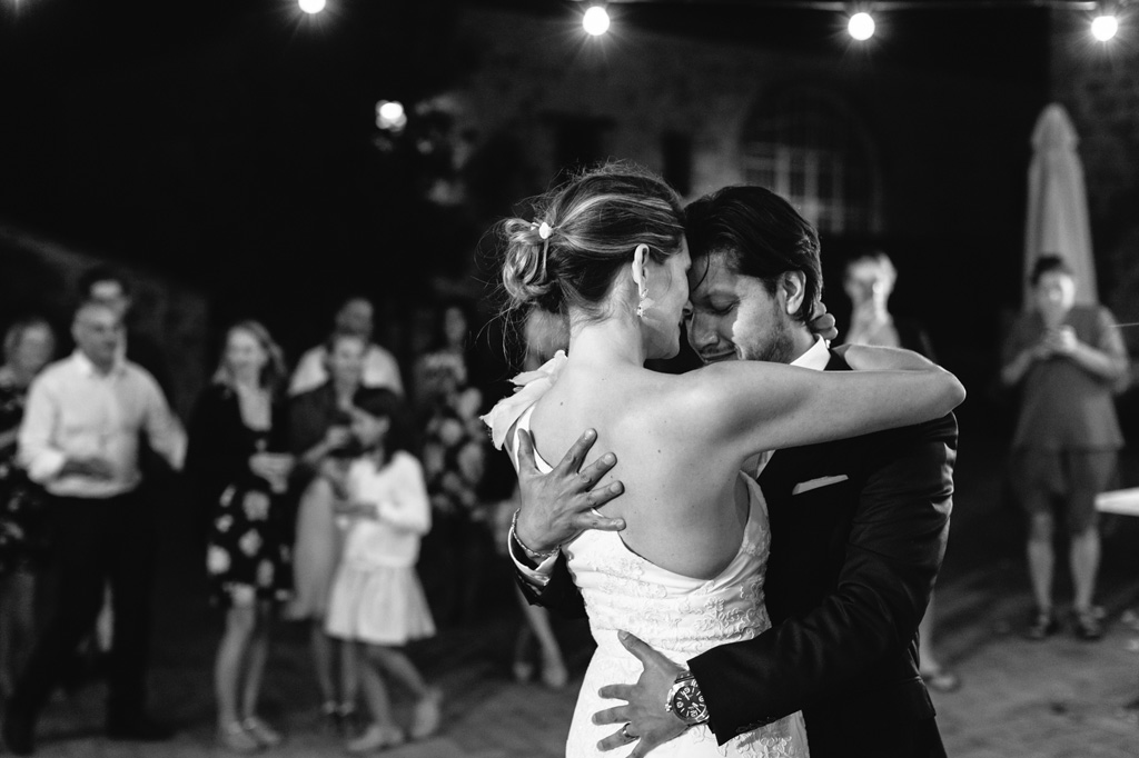 Fotografo Matrimonio Basilica San Galgano Toscana Gli sposi si abbracciano per iniziare il loro primo ballo