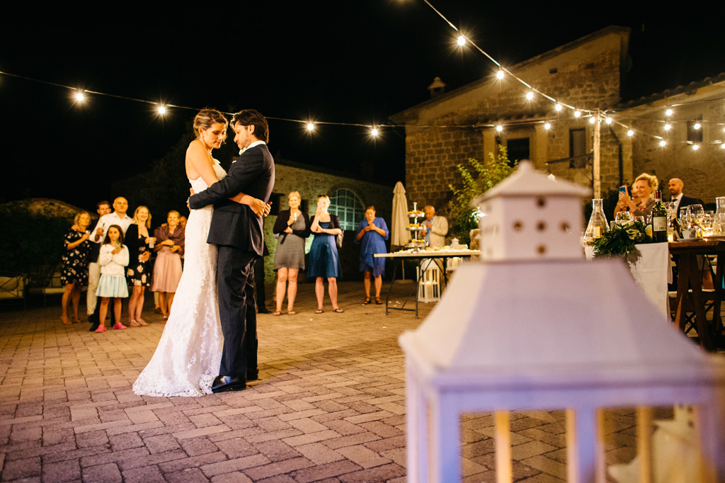 Fotografo Matrimonio Basilica San Galgano Toscana Il primo ballo degli sposi visto oltre una lanterna bianca