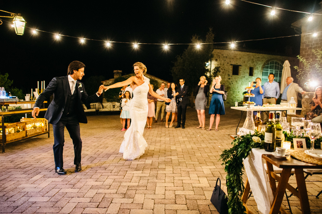 Fotografo Matrimonio Basilica San Galgano Toscana Gli sposi si scatenano nel primo ballo alla Tenuta di Papena