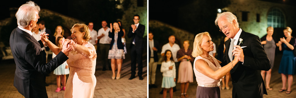 Fotografo Matrimonio Basilica San Galgano Toscana I genitori degli sposi ballano insieme