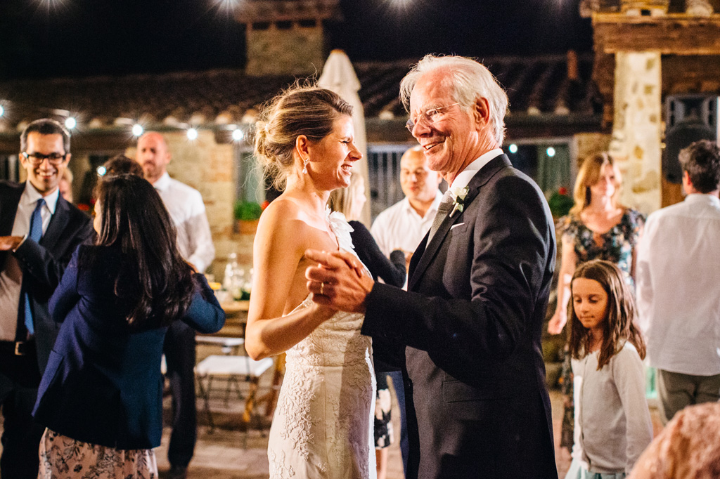 Fotografo Matrimonio Basilica San Galgano Toscana La sposa balla con il padre durante il ricevimento alla Tenuta di Papepna