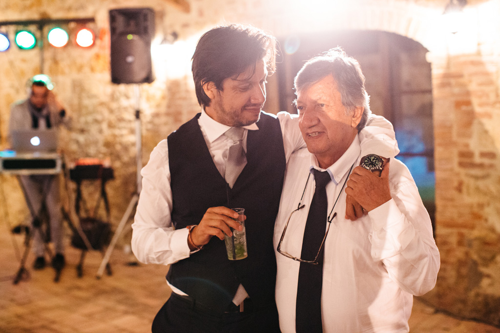 Fotografo Matrimonio Basilica San Galgano Toscana Lo sposo abbraccia il padre