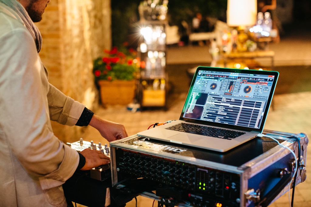 Fotografo Matrimonio Basilica San Galgano Toscana La postazione del dj alla Tenuta di Papena