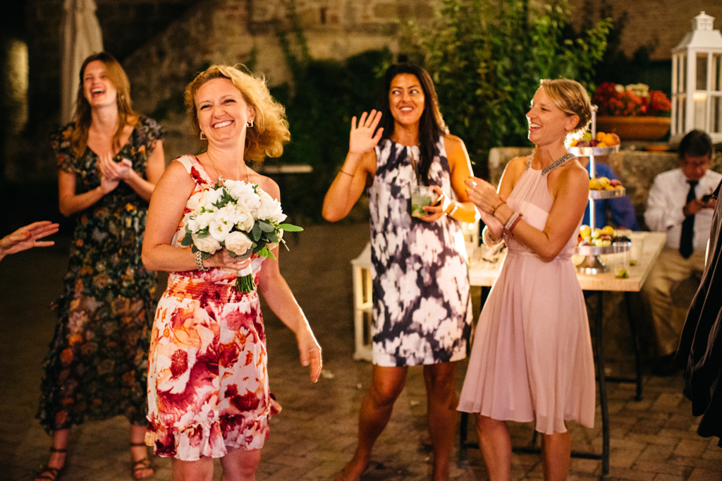 Fotografo Matrimonio Basilica San Galgano Toscana Un'invitata ha preso il bouquet della sposa