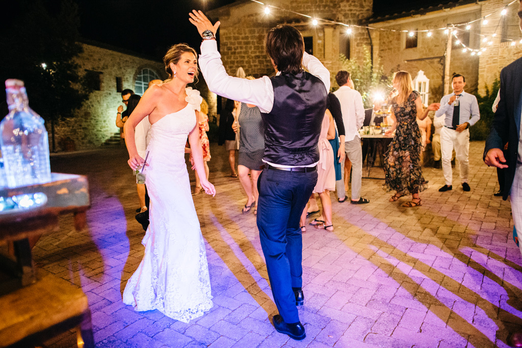 Fotografo Matrimonio Basilica San Galgano Toscana Gli sposi ballano divertiti sotto le luci della Tenuta di Papena