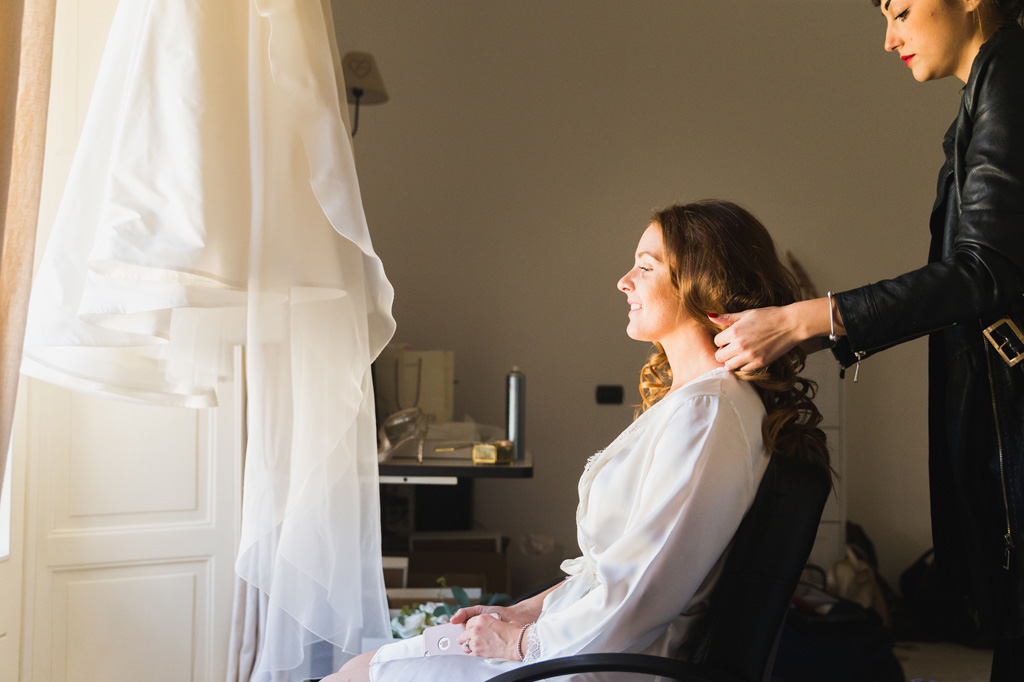 Wedding Photographer Como Lake La sposa seduta davanti alla finestra
