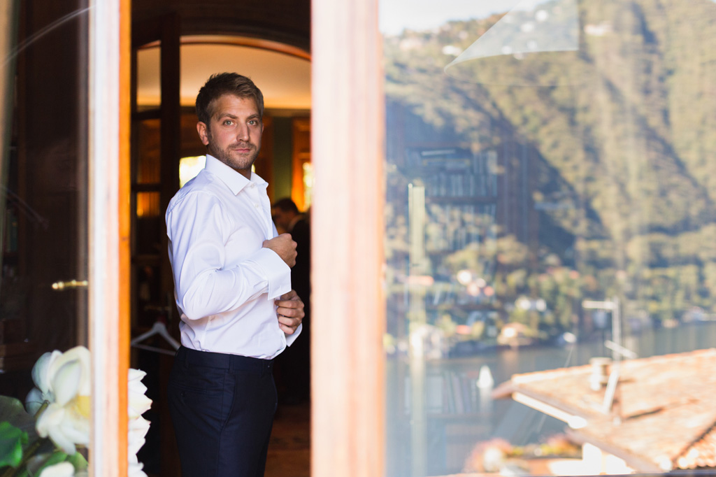 Wedding Photographer Como Lake Lo sposo nella sua casa di Como