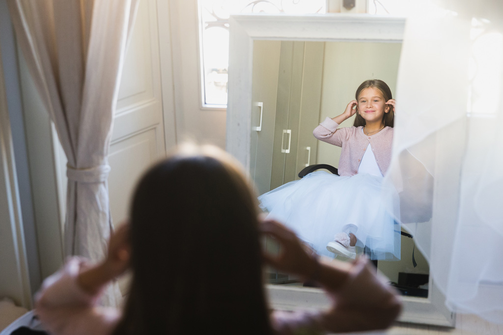 Wedding Photographer Como Lake La bambina allo specchio a casa della sposa a Como