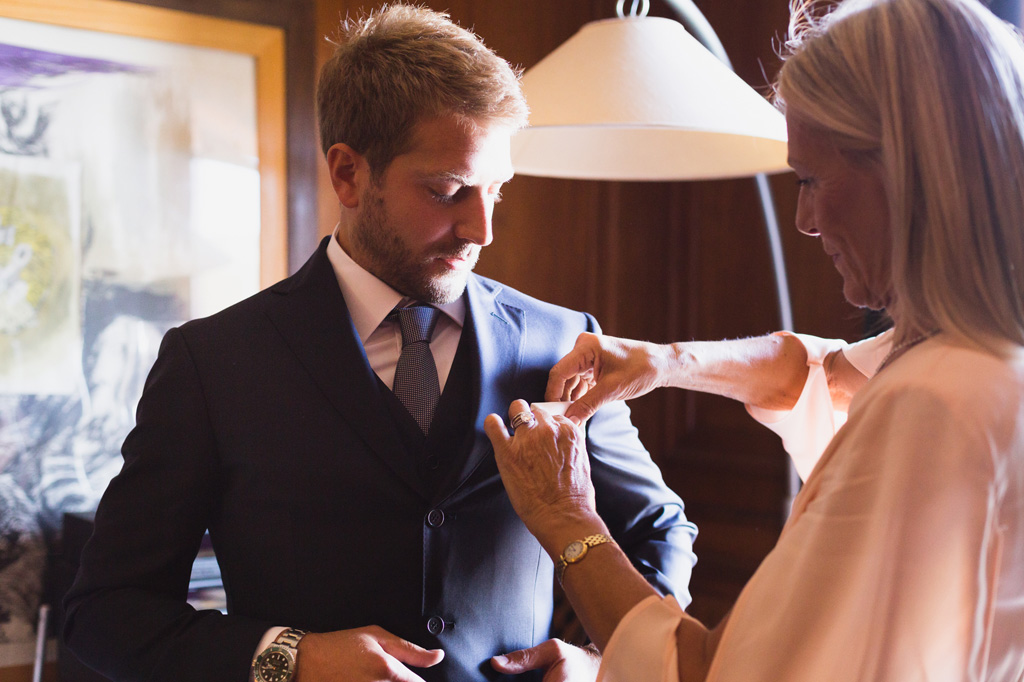 Wedding Photographer Como Lake La mamma sistema i dettagli dell'abito dello sposo