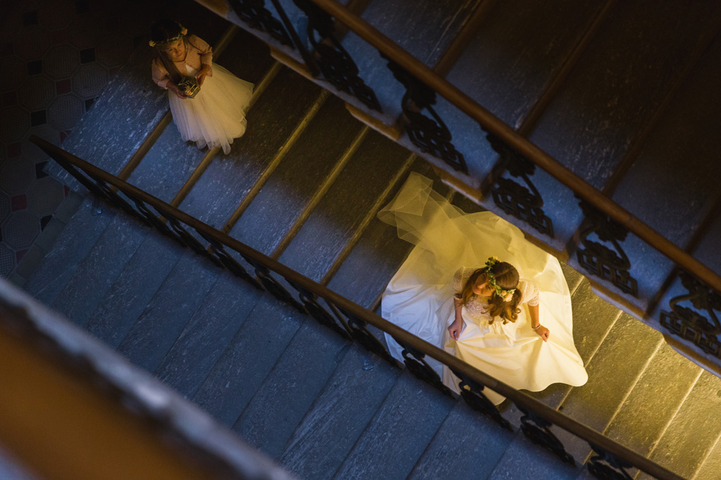 Wedding Photographer Como Lake La sposa scende le scale della sua casa di Como