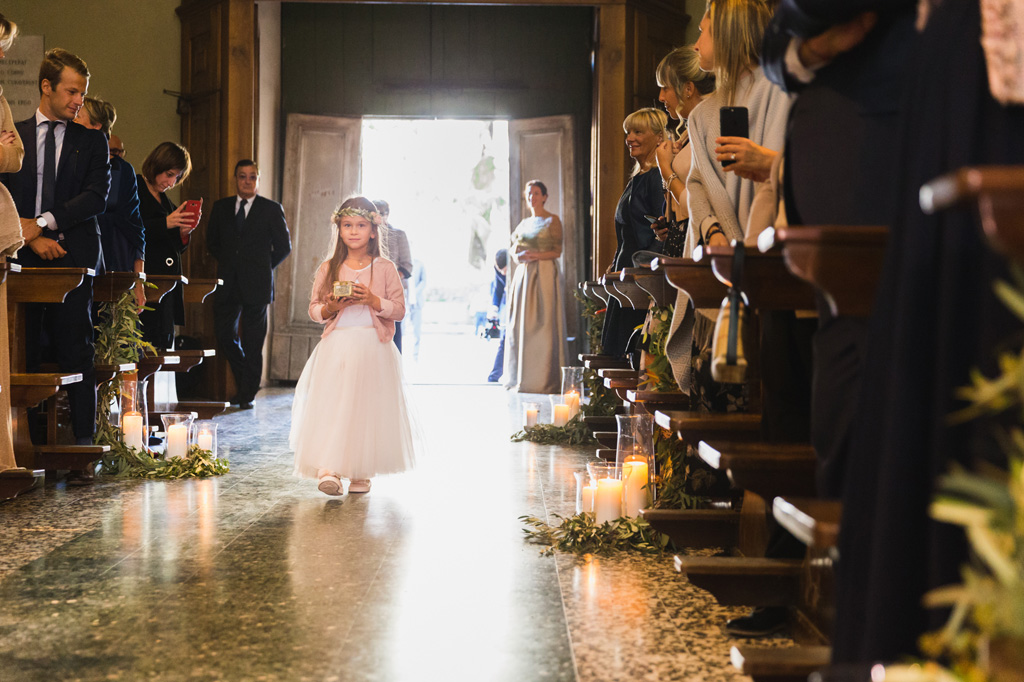 Wedding Photographer Como Lake Le damigelle entrano nella chiesa del