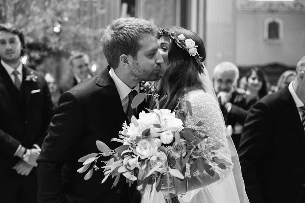 Wedding Photographer Como Lake Gli sposi si salutano sull'altare della chiesa