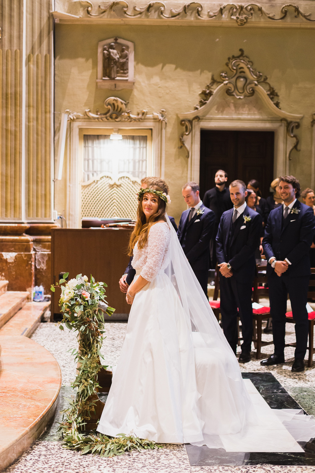 Wedding Photographer Como Lake Gli sposi all'altare della chiesa del Co