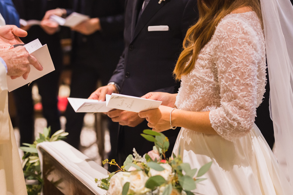 Wedding Photographer Como Lake Gli sposi leggono il libretto della messa del matrimonio