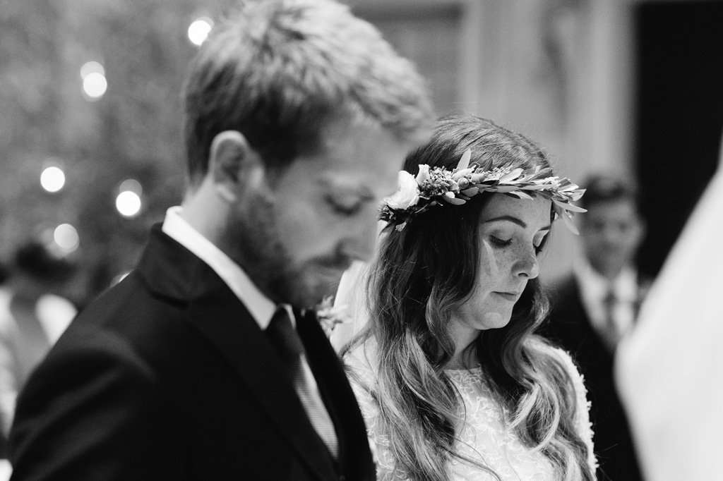 Wedding Photographer Como Lake Gli sposi leggono