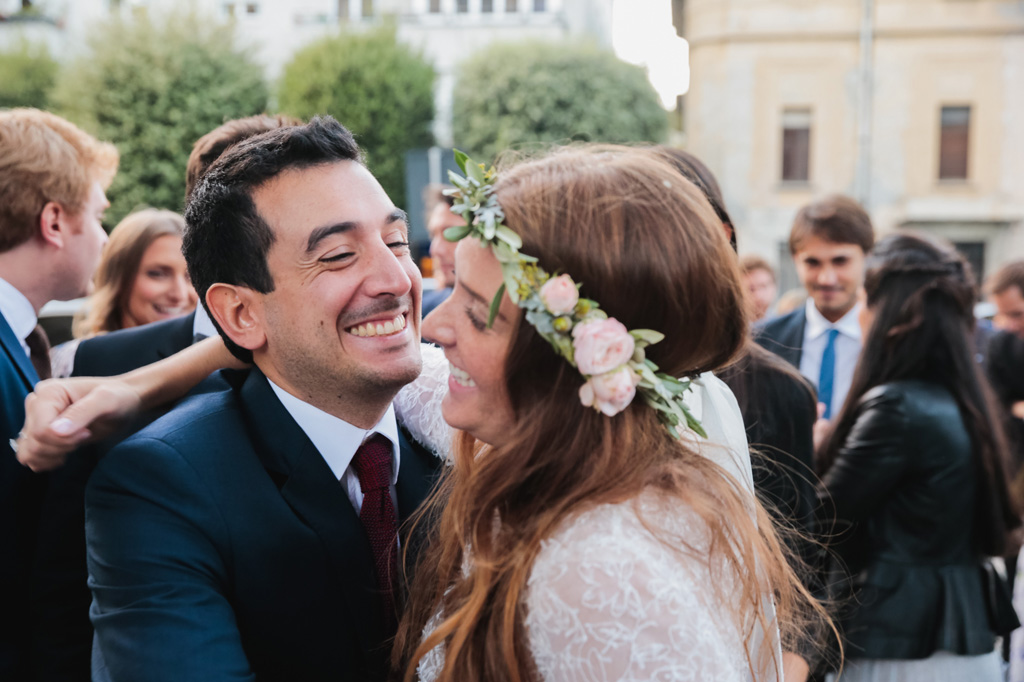 Wedding Photographer Como Lake Gli amici ridono con la sposa dopo la cerimonia
