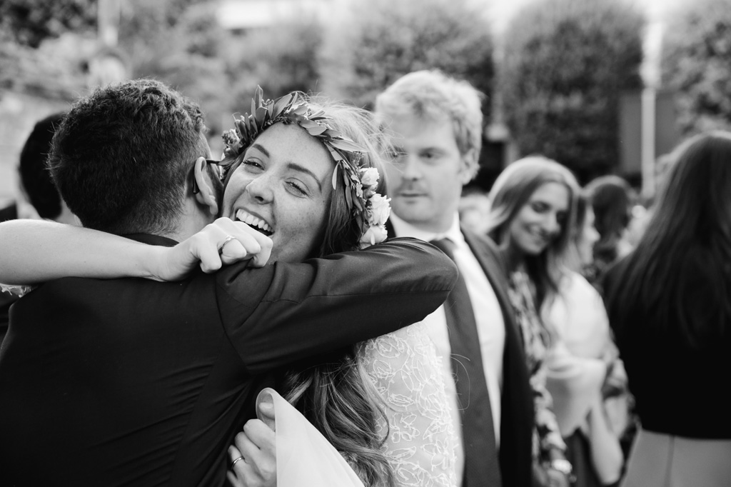 Wedding Photographer Como Lake Gli amici abbracciano la sposa