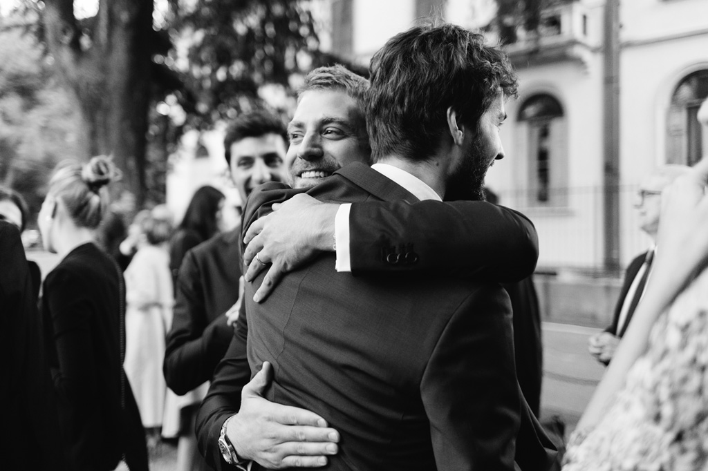 Wedding Photographer Como Lake Federico abbraccia un amico dopo la cerimonia