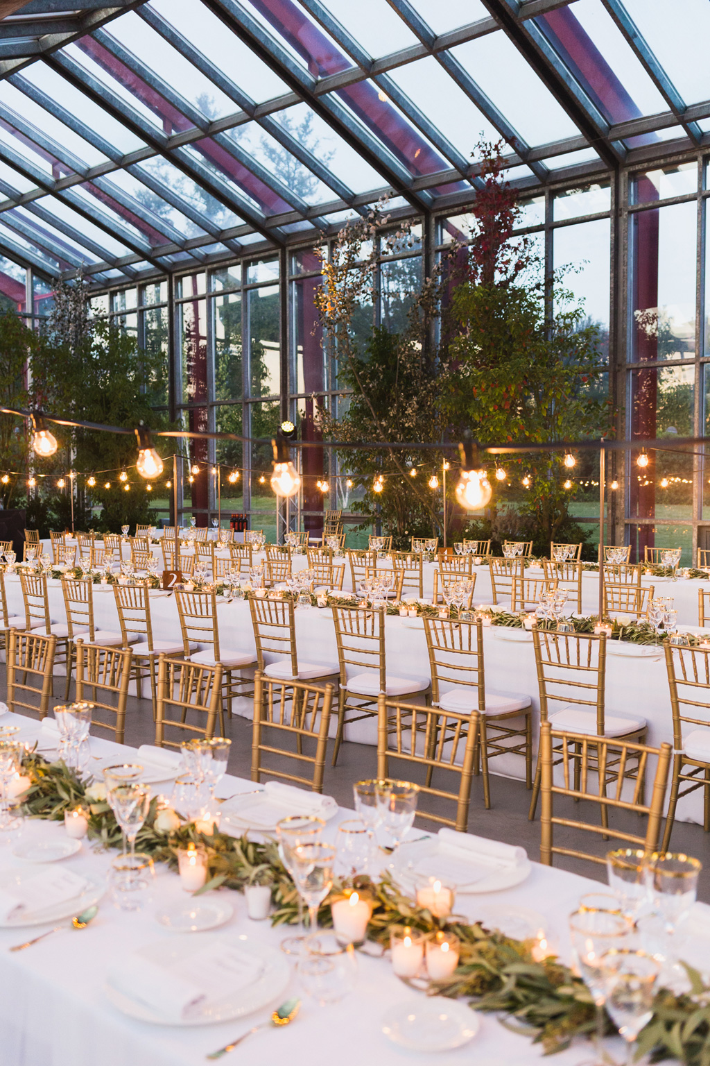 Wedding Photographer Como Lake I tavoli della sala del ricevimento con vista sullo splendido giardino delle serre Rattiflora di Casnate con Bernate