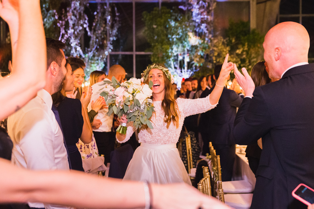 Wedding Photographer Como Lake Felicità della sposa nella sala del ricevimento piena di invitati