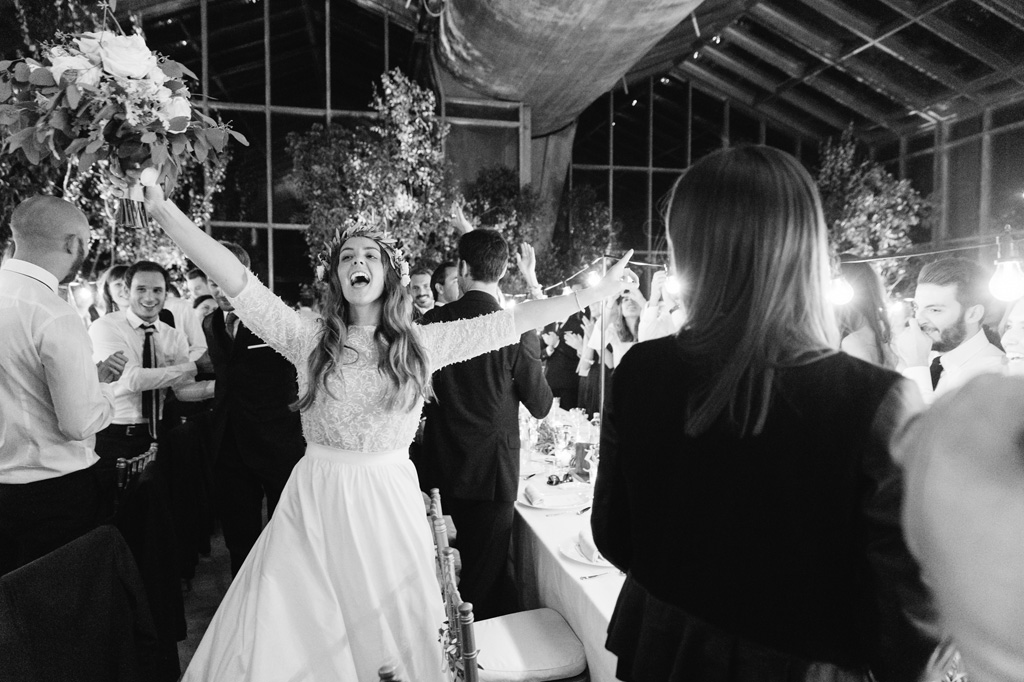 Wedding Photographer Como Lake La sposa esulta durante il ricevimento