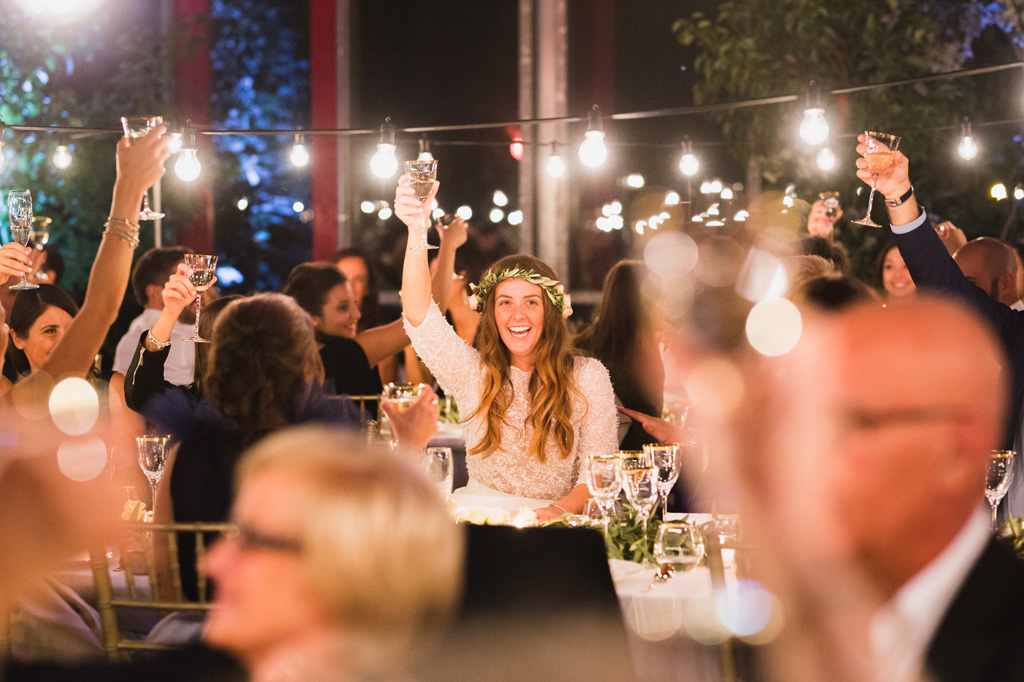 Wedding Photographer Como Lake La sposa propone un brindisi per iniziare bene la cena di nozze
