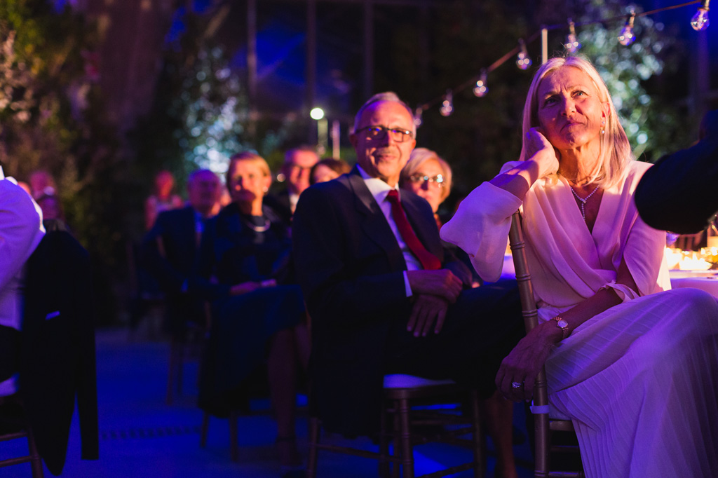 Wedding Photographer Como Lake I genitori dello sposo nelle luci rosa del