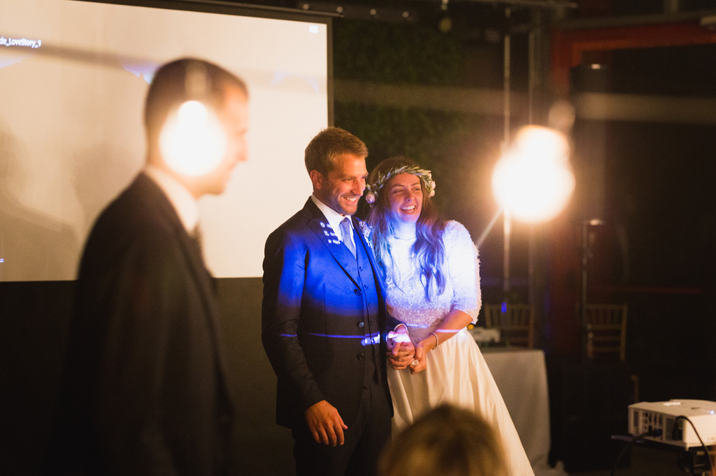 Wedding Photographer Como Lake Gli sposi divertiti alla visione del