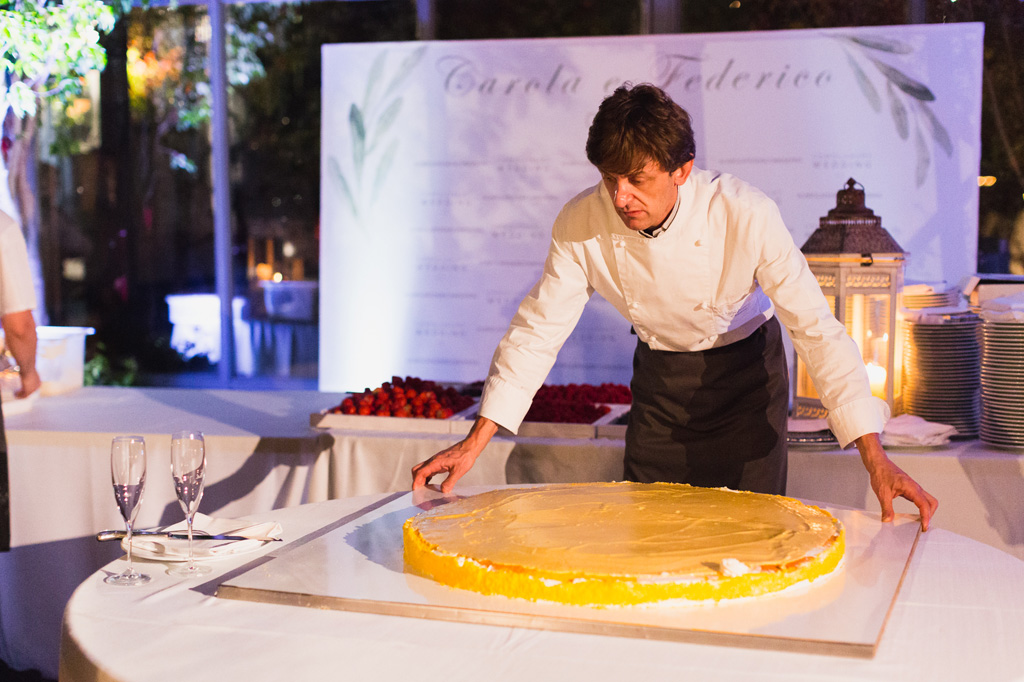 Wedding Photographer Como Lake Il pasticcere prepara la torta nuziale di Carola e Federico
