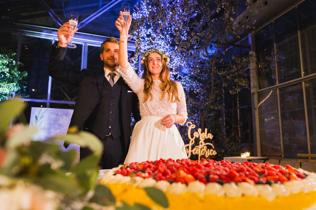 Wedding Photographer Como Lake Gli sposi brindano con gli invitati dopo il taglio della torta