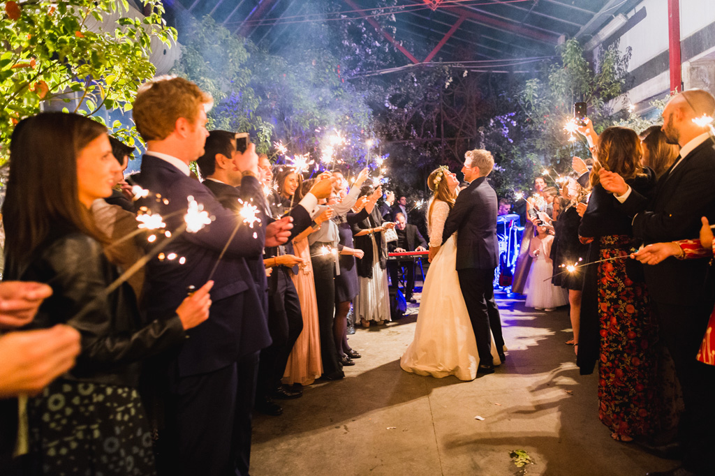 Wedding Photographer Como Lake Gli invitati tengono in mano delle scintille