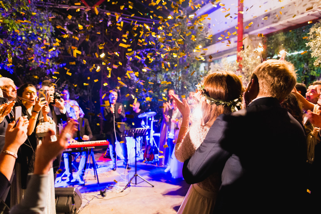 Wedding Photographer Como Lake Pioggia di coriandoli dopo l'esibizione del cantante