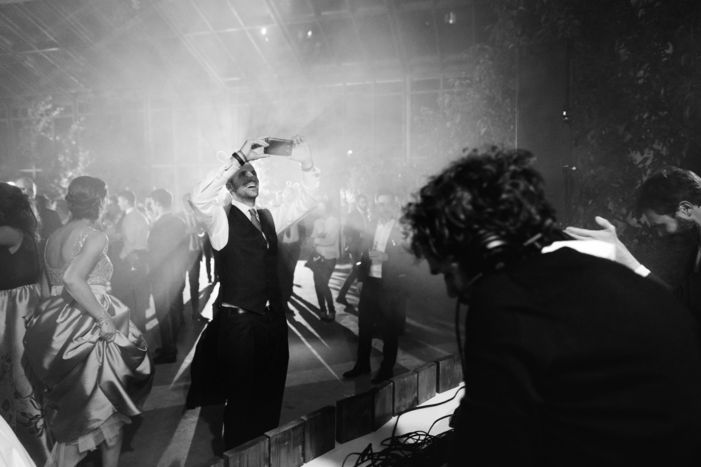 Wedding Photographer Como Lake Un invitato fotografa la band con il cellulare