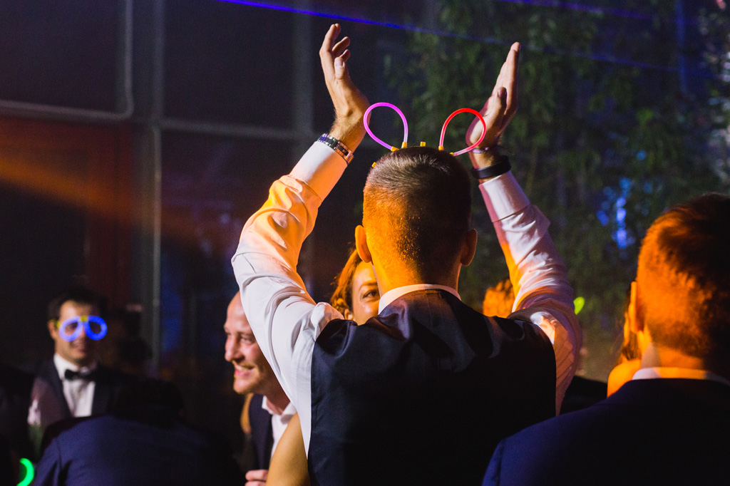 Wedding Photographer Como Lake Gli invitati indossano i gadget al ricevimento