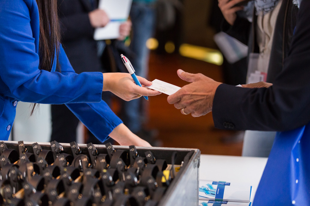 Fotografo Eventi Fiera Milano La segretaria consegna biglietti da visita agli invitati