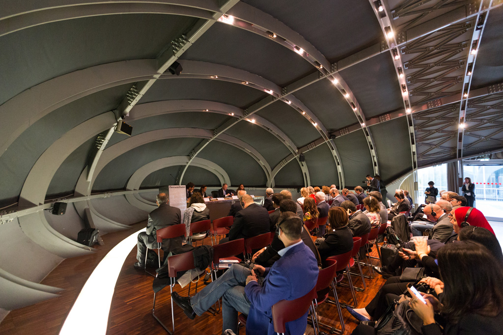 Fotografo Eventi Fiera Milano Una panoramica della conferenza di presentazione ripresa dal fotografo di eventi e conferenze, Alessandro Della Savia