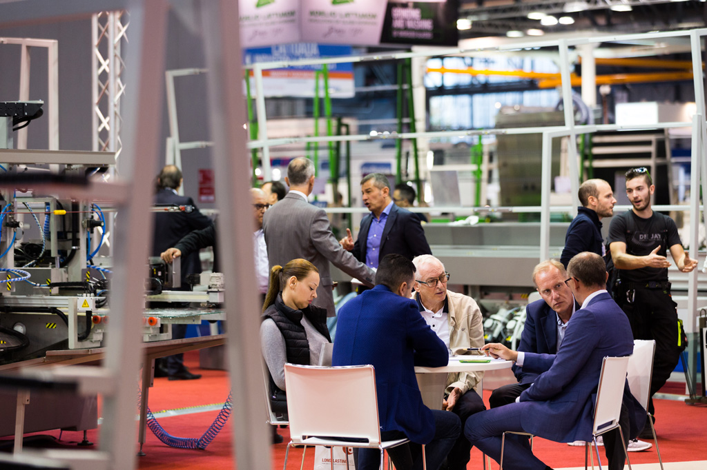 Fotografo Eventi Fiera Milano I clienti discutono
