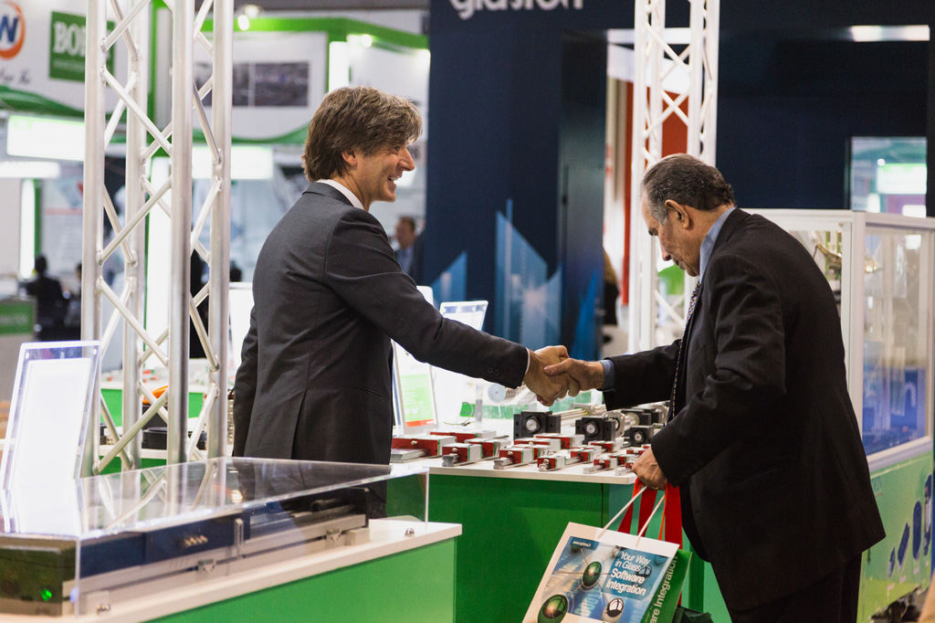 Fotografo Eventi Fiera Milano Alcuni espositori stringono affari