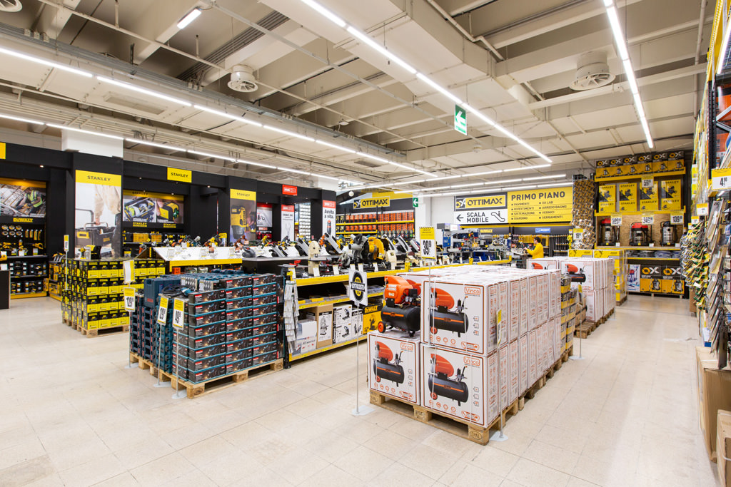 Fotografo Evento Milano Ottimax San Giuliano Milanese Una panoramica interna del negozio Ottimax