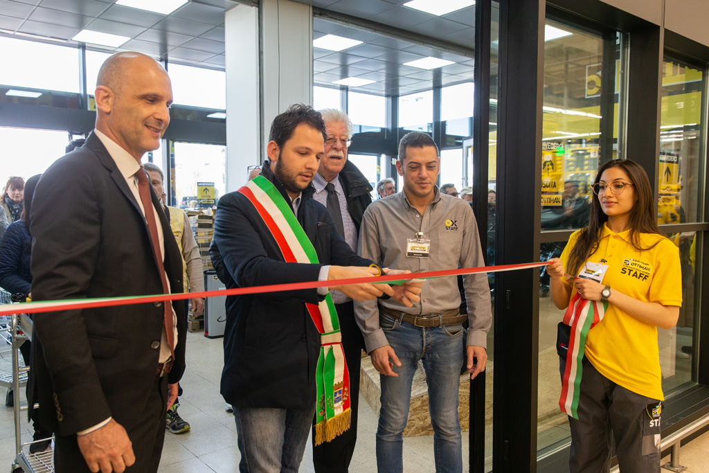 Fotografo Evento Milano Ottimax San Giuliano Milanese Il proprietario si prepara a tagliare la striscia che sancirebbe l'inizio dell'attività di Ottimax presso San Giuliano Milanese