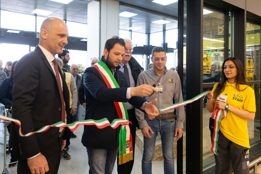 Fotografo Evento Milano Ottimax San Giuliano Milanese Il proprietario taglia la striscia che sancisce l'inizio dell'attività di Ottimax presso San Giuliano Milanese