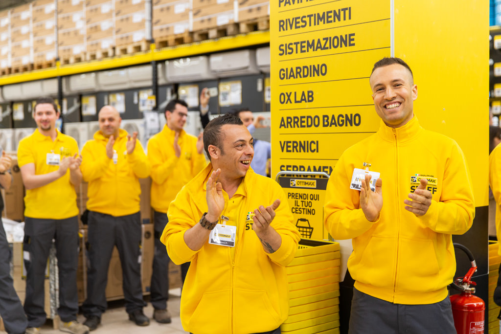 Fotografo Evento Milano Ottimax San Giuliano Milanese Gli applausi dello staff di Ottimax in uno scatto di Alessandro Della Savia, fotografo di Eventi