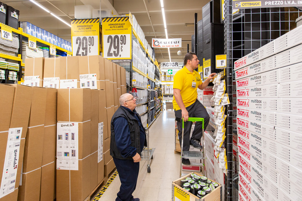Fotografo Evento Milano Ottimax San Giuliano Milanese Gli addetti di Ottimax sono già al lavoro
