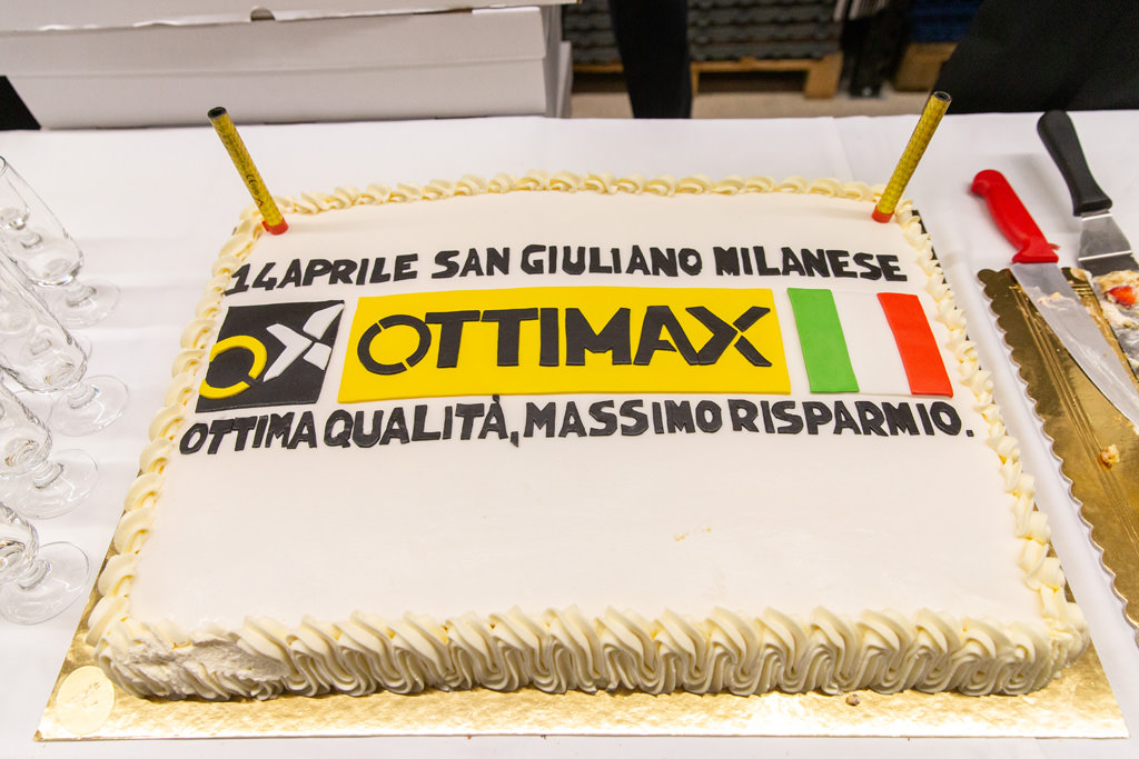 Fotografo Evento Milano Ottimax San Giuliano Milanese La torta d'inaugurazione dell'azienda Ottimax fotografata da Alessandro Della Savia, servizi fotografici per inaugurazioni e eventi
