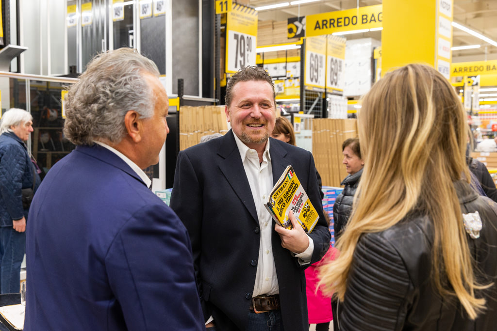 Fotografo Evento Milano Ottimax San Giuliano Milanese Gli invitati s'intrattengono per discutere del progetto Ottimax ripresi dal fotografo di cerimonie e di eventi aziendali Della Savia