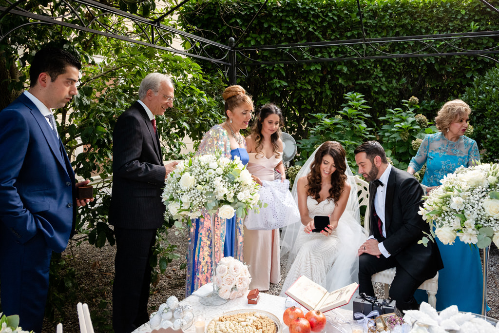 Fotografo Matrimonio Lago di Como Hilton Villa Parravicini Revel Il momento dei regali agli sposi dopo la cerimonia di Shahram e Samin