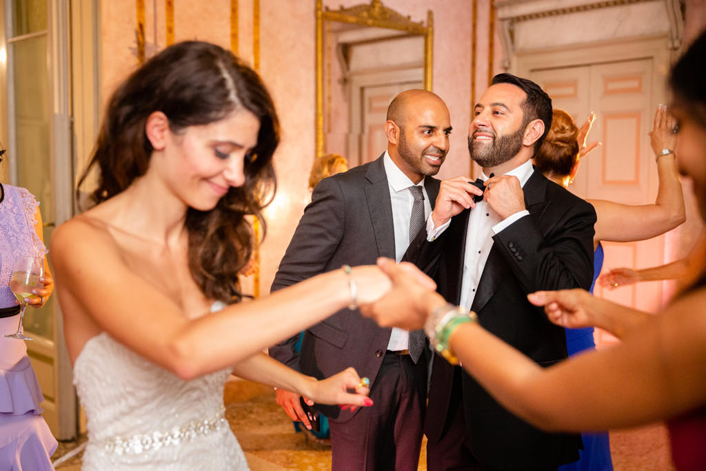 Fotografo Matrimonio Lago di Como Hilton Villa Parravicini Revel Gli sposi ballano insieme agli invitati