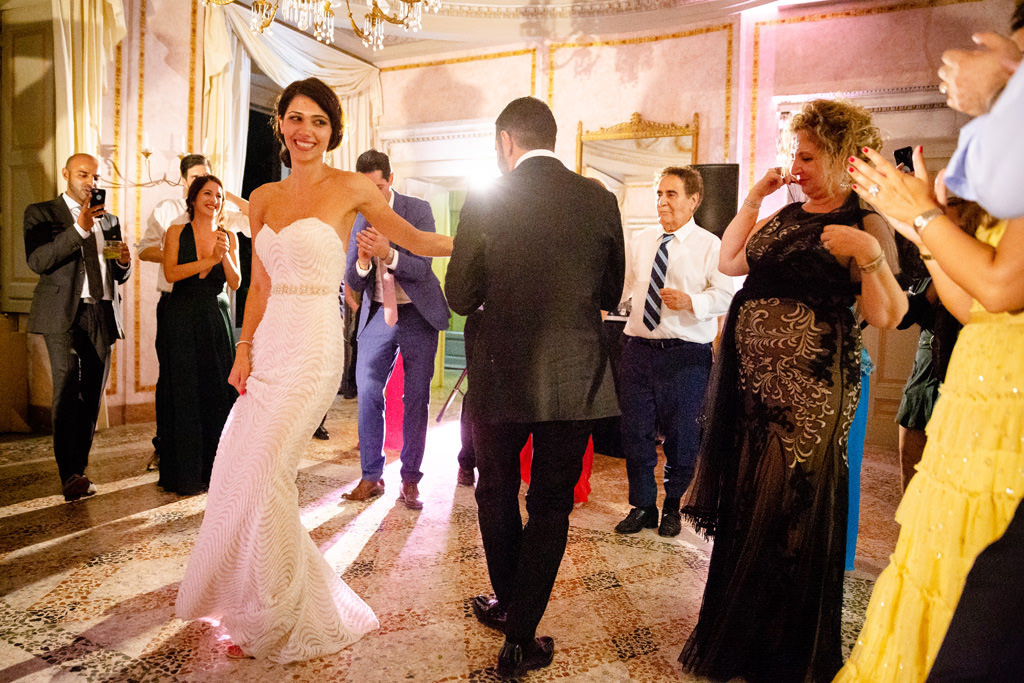 Fotografo Matrimonio Lago di Como Hilton Villa Parravicini Revel Gli sposi danzano insieme