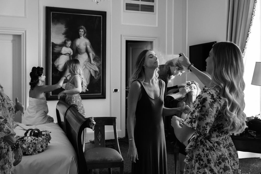 Wedding Photographer Como Lake Villa Pizzo Villa d'Este le damigelle si preparano a villa d'este