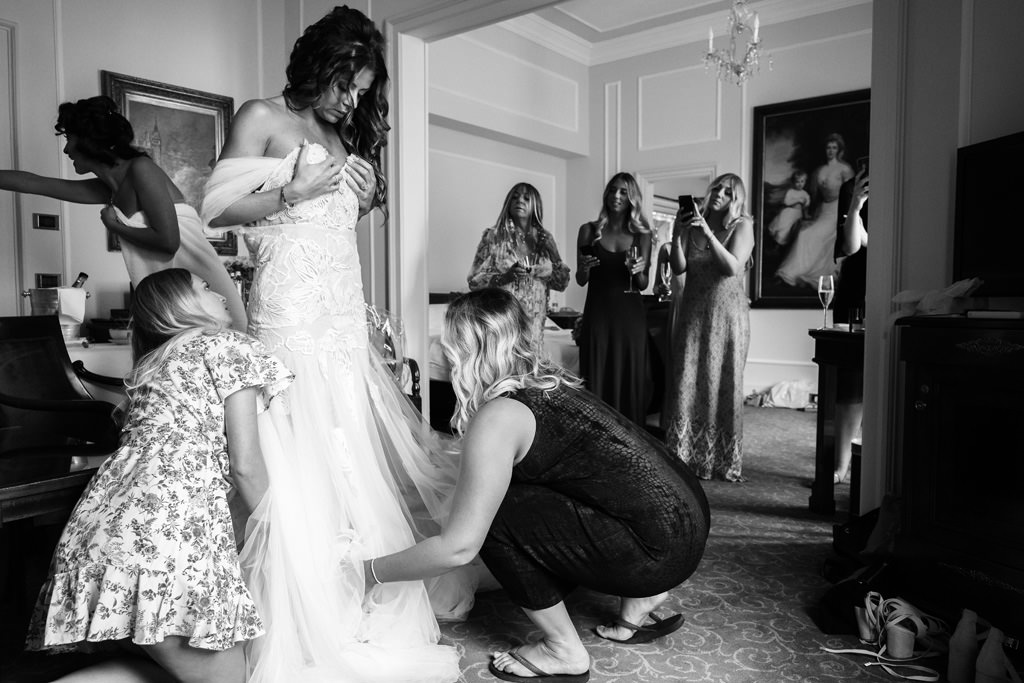 Wedding Photographer Como Lake Villa Pizzo Villa d'Este aggiustamenti all'abito da sposa tom e indigo villa d'este